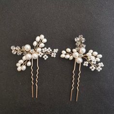 Gorgeous silver or gold metal hair pins with fresh water pearls Comes with 2 individual pins in an order. Sold as a set. Pearl Wedding Hair, Wedding Hairpiece, Pearl Pin, Floral Pins, Pearl Hair Pins, Bridesmaid Accessories, Metal Hair, Vintage Pearl, Wedding Hair Pieces