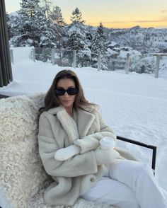 Emilie Tommerberg, White Old Money, Aesthetic Outfit Ideas Winter, Winter Aesthetic Outfit, Neutral Color Outfits, White Faux Fur Jacket, Fur Outfit, Luxury Outfit, Waiting For Spring