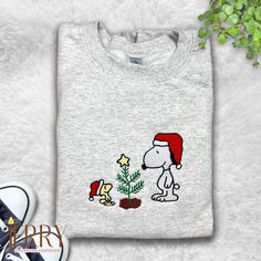 Woodstock Peanuts, Peanuts Snoopy Woodstock, Peanuts Christmas, Sweatshirt Style, Snoopy Christmas, Crewneck Design, Embroidered Crewneck