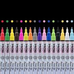 many different colored markers are lined up next to each other