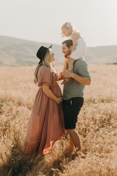 Family Of 3 Maternity Pictures, Family Photo Outfits Winter, Maternity Posing, Family Photos With Baby, Family Maternity Photos, Baby Fotografie