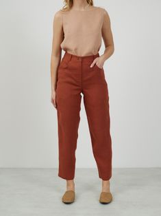 "SARAH is a high waisted tapered leg linen pants. DETAILS - High waisted - Seam pockets and back pockets - Tapered leg - Features hidden zip and the button in front - Elasticated back - 100% lightweight European linen fabric - Cut and sewn to order just for you in our studio COLOR - Rust, you can also choose other colors above - Fabric samples are available here https://www.etsy.com/listing/586569696/linen-fabric-samples SIZING & FIT - Fits true to size - Model is 5'8\" / 173cm and wearing a size S CARE FOR LINEN - Machine wash up to 30ºC/86ºF gentle cycle - Lay flat to dry or tumble dry low - Warm iron if needed - Do not bleach SIZE GUIDE Size conversion guide Size XS (US 0-2, IT 36-38, UK 4-6, Japan 3-5, France 32-34) Size S (US 4-6, IT 40-42, UK 8-10, Japan 7-9, France 36-38) Size M (US Everyday Straight Linen Pants, High Waist Bottoms With Welt Pockets For Everyday, High Waist Tapered Pants For Everyday, Everyday High-waist Bottoms With Welt Pockets, Everyday Straight Leg Linen Pants, Ankle-length Linen Pants For Everyday, Everyday Ankle-length Linen Pants, High Waist Linen Pants With Relaxed Fit, Loosely Fitted Linen Pants For Workwear