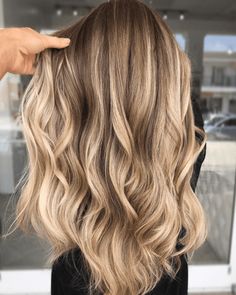 Say goodbye to bright blondes strands of summer and hello to slightly darker, more natural blonde hues. Whether you want to go darker or keep it light, here are the best fall hair colors for blondes to rock this fall. Hair 2023 Blonde, 2023 Blonde, Fall Hair 2023, Neutral Blonde, Dirty Blonde Hair