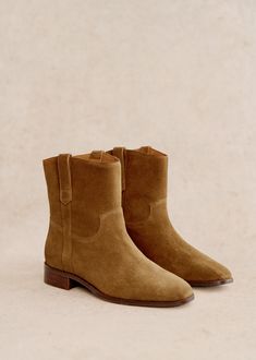 Flat boots;Made in our Portuguese workshop;Split leather exterior;Leather lining and insole;Rubber outsole;Leather laminated heel;Heel height: 3 cm / 1.2 in Short Western Boots Outfit, Sezane Boots, Short Western Boots, Western Boots Outfit, Fall Boots, Suit Shoes, Sheep Leather, Flat Boots, Rubber Heels