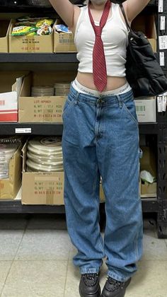 Low Waist Jeans Outfit Men, Lesbian Astetic Outfits, Cool Lesbian Style, Boxers Under Jeans Outfit Women, Aliahya Core Outfits, Urban Boho Outfits, Baggy Outfits Summer, Baggy Overalls Outfit 90s, Punk Outfits Summer