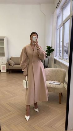 Trench Coats Women Outfit Classy, Tuxedo Blazer Women Outfit, Modest Business Outfits, Elegant Hijab Outfit, Bcbg Style, Winter Abaya, Mon Dressing, Elegant Outfit Classy, Modesty Outfits