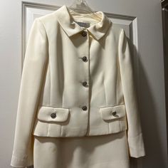 Ladies Size 6 Tailored Classic White Skirt Suit, White Tailored Skirt Suit For Formal Occasions, Classic White Skirt Suit For Wedding, Elegant Cream Skirt Suit For Formal Occasions, Tahari Dress, Full Service, Color White, Fast Delivery, Size 6