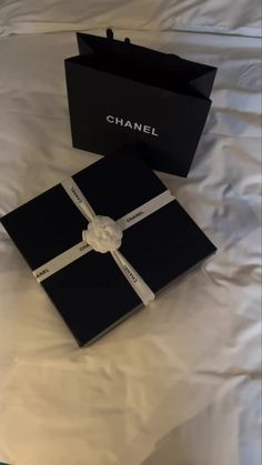 Gift Packaging Aesthetic, Chanel Box Packaging, Cartier Packaging, Spoiled Girlfriend, Paper Carrier Bags, Chanel Aesthetic, Diy Bouquet Wrap