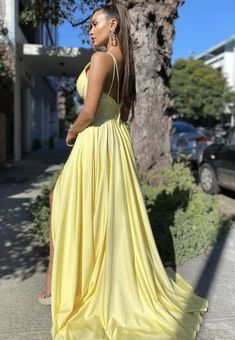 Silueta: una línea
Cintura: Natural
Longitud de la manga: sin mangas
Tela: satén
Color mostrado: amarillo
Sujetador integrado: sí Homecoming Floor-length Dress With Side Slits, Floor-length Homecoming Dress With Side Slits, V-neck Summer Prom Gown, Summer Prom Gown With V-neck, Summer Prom Gown V-neck, Summer Prom V-neck Gown, Split Maxi Dress With Fitted Bodice For Prom, Maxi Length Dresses With Side Slits For Homecoming, V-neck Maxi Dress With Back Opening For Prom