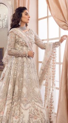 Embellished Pakistani Lehenga Gown Bridal 2022 Pakistani Lehenga, Pakistani Bridal Dress, Walima Dress, Lehenga Gown, Bridal Dresses Pakistan, Party Kleidung, Pakistani Bridal Dresses, Asian Bridal, Pakistani Wedding Dresses