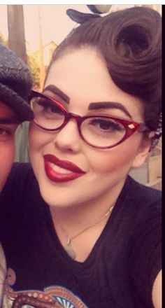 Love the glasses Defined Eyebrows, Granny Glasses, Makeup Glasses, Mode Rockabilly, Eye Brows, Retro Makeup, Rockabilly Hair