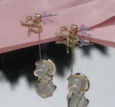 Pearl and Bow korean & Kpop inspired earrings  Perfect gift for any occasion! Fashion earrings for any season and style! Gold And Silver Earrings, Korean Kpop, Bow Earrings, Earrings Minimalist, Elegant Earrings, Earrings Gold, Gold And Silver, Fashion Earrings, Jewelry Earrings Dangle