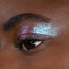 Hazy Eye Makeup, Colorful Hoco Makeup, Sparkly Eyeshadow Palette, Monochrome Eyeshadow Looks, Opal Eye Makeup, Body Glitter Makeup, Black Cute Makeup, Red Eyeshadow Green Eyes, Natural Colorful Makeup