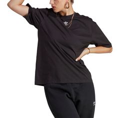 This women's adidas Essentials Tee adds subtle style to your everyday look, with an embroidered Trefoil logo on the chest. The soft cotton feel ensures all-day comfort. The loose, boyfriend fit lets you layer a tank top underneath. Adidas Originals Women, Women Lifestyle, Back Women, Shorts With Tights, Adidas Online, Boyfriend Fit, Active Wear For Women, Shirt Online, Everyday Look