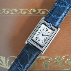 Disfrute de la elegancia atemporal del Cartier Tank W1011258, una pieza por excelencia que combina sofisticación con precisión. Este reloj icónico rinde homenaje a su rica historia, inspirado en los tanques Renault de la Primera Guerra Mundial, que simboliza la fuerza y ​​la innovación. Elaborado con una caja de acero inoxidable y un fondo cerrado, el reloj irradia durabilidad y refinamiento. El cristal de zafiro garantiza una claridad duradera y resistencia a los arañazos. Perfecto tanto para e Cartier Tank, Patek Philippe Nautilus, Breitling Navitimer, Rolex Day Date, Rolex Gmt, Rolex Daytona, Omega Speedmaster, Rolex Submariner, Royal Oak