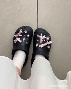 Xiao Hong Shu Crocs, Coquette Crocs, Platform Shoes Outfit, Shoes Aesthetic, Style Korea, Shot Hair Styles