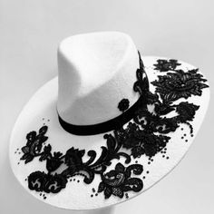 Stylish Womens Hats, Classy Hats, Felt Cowboy Hats, Painted Hats, Women Hats Fashion, Diy Bags Purses, Fedora Hats, Elegant Hats, Unique Hats