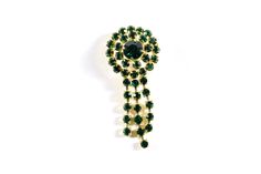 Vintage golden metal circular brooch with small cascade of green stones. The perfect gift for someone special. It is delivered in a gift box. Ref: JB0090 Dimensions: Heigth: 3 cm / Width: 7 cm Condition: Mint More vintage items in my online shop: http://www.vintagecarwen.com Green Round Brooch For Gift, Green Round Brooches For Gift, Green Round Brooch Jewelry, Green Round Brooch, Green Round Brooch For Formal Occasions, Green Round Brooches For Wedding, Green Round Wedding Brooches, Heart Pocket, Adored Vintage