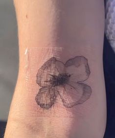 a tattoo on the leg of a woman with a flower in it's center