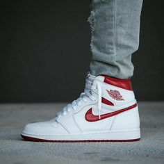 White Nike Shoes, Jordan Shoes Girls, Fresh Shoes, Air Jordan 1 Retro High Og, Jordan Sneakers, Air Jordan 1 Retro High, Hype Shoes