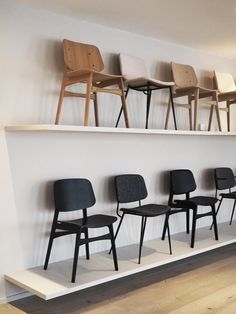 a row of chairs sitting on top of a white shelf