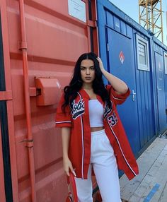 Sport Jersey Outfit Women, Jersey Shirt Outfit, Sporty Outfit Ideas, Baseball Jersey Outfit Women, Sports Jersey Outfit, Baseball Shirt Outfit, Baseball Jersey Outfit, Casual Sporty Outfits, Sporty Outfit