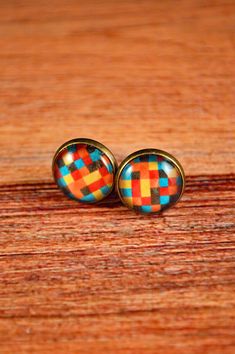 These pattern studs make perfect gifts for retro occassions! They show a red and blue checkered design! These earrings measure about 12mm in diameter, or about half an inch. All studs come with a pair of rubber backings in order to secure the studs to your ears. All metals are antique bronze or stainless steel and hypoallergenic. All images are protected under a glass dome. Have any questions? Feel free to shoot me a message! Checkered Earrings, Disco Earrings, Galaxy Jewelry, Galaxy Earrings, Shiny Rings, Disco Fever, Summer Rings, Earrings Square, Retro Earrings