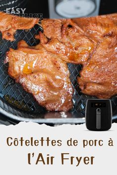 an air fryer with some meat cooking on it and the words couletes deport a l'air fryer