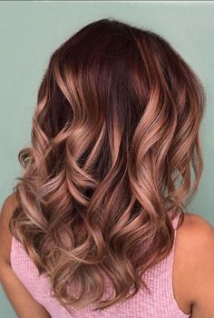 FrenchEconomie ™ ️ Winter 2019: Die heißesten Frisuren und Farben – Roségold bob hair color ideas - Hair Color Ideas #bob #Winter #HairColorIdeas Brunette With Rose Gold Balayage, Highlights Brown Hair Rose Gold, College Hair Color Ideas, Brown Hair With Blonde And Rose Gold Highlights, Low Maintainence Hair Color, Rose Gold Balayage Brunettes Dark, Medium Hair Color Ideas, Gold Hair Balayage, Chocolate Rose Gold Hair