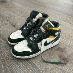 Excellent Condition Fits 8 Us Women And Eur 39 Shoes Nike Jordan, Nike Green, Shoes Nike, Nike Jordan, Sneaker Head, Women's Nike, Womens Shoes Sneakers, Nike Shoes, Nike Women