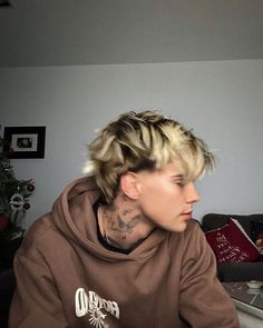 Mens Bleached Hairstyles, Black Roots Blonde Hair Men, Mullet With Highlights Men, Mens Bleached Hair Dark Roots, Hair Color Ideas For Men Highlights, Dyed Hair Inspiration Men, Blond Highlights Men, Black Hair With Blonde Highlights Men, Blonde And Black Hair Men