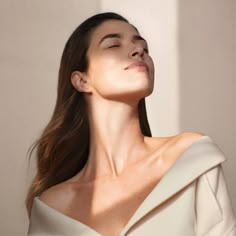 Natura Bissé Inhibit Tensolift Neck Serum Girl Looking Up, Woman Looking Up Reference, Neck Poses, Model Jawline, Neck Reference, Jawline Goals, Neck Photo, Woman Neck, Pretty Neck