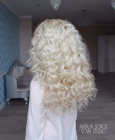 Curly White Hair Aesthetic, Long Curly White Hair, White Short Curly Hair, Curly White Hair, White Curly Hair, White Blonde Hair, Blonde Curls