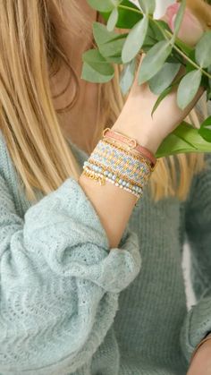 Bracelet multirang avec un fermoir aimanté dans les tons bleus et roses. Les perles lettres sont dorées : message "CHLOE" Pastel Bracelet, Make Your Own Bracelet, Bracelet Miyuki, Foot Bracelet, Make Your Own