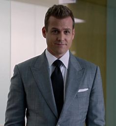 Harvey Specter wears a grey suit by Tom Ford. Harvey Specter Outfit, Suits Harvey Specter, Harvey Suits, Blazer Men Outfit, Grey Suits