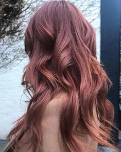 Rose brown is the new spring color for brunettes #brunette #spring #hair #color Rose Brown Hair, Hair Lowlights, Lowlights Hair, Hair Brunettes, Brown Hair Colour, Hair Caramel, Rambut Brunette, Brown Ombre Hair, Perfect Hair Color