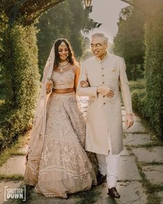 Groom Father Indian Wedding Outfits, Bride’s Father Outfit Indian, Father Of The Bride Outfit Indian, Father Dress For Indian Wedding, Indian Bride Family Pictures, Father Of The Bride Attire Indian, Bride Family Photos Indian