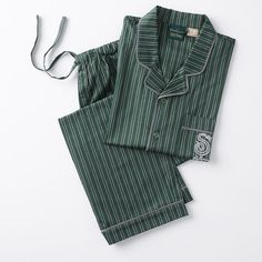 Show off your house pride in sleep style with this ultracozy pajama set. Slytherin Clothes, Harry Potter Pyjamas, Slytherin Outfit, Slytherin Fashion, Stile Harry Potter, Dr Wardrobe, Hogwarts Dr, 18th Bday, Slytherin House