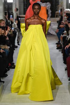 Valentino Spring 2019 Couture Collection - Vogue Yellow Runway Fashion, Valentino Fashion Show, Fashion Week Dresses, Designer Runway, Red Carpets, Couture Mode