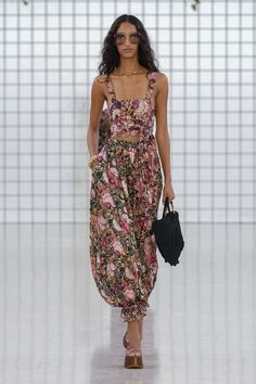 Chloé Spring 2025 Ready-to-Wear https://www.vogue.com/fashion-shows/spring-2025-ready-to-wear/chloe/slideshow/collection#54 2025 Runway, Vogue France, Village Girl, Diane Kruger, Sienna Miller, Power Dressing, Naomi Campbell, Summer Wardrobe