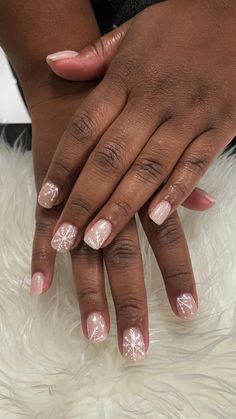 Nails No Acrylic Manicures, Christmas’s Nails Short, Christmas Nails Short Design, Winter Gel Manicure Ideas, Winter Nail Ideas Snowflakes, Short Nail New Year Designs, Christmas Nails Inspiration Short, Christmas Gel Nail Ideas For Short Nails, Almond Holiday Nails Christmas