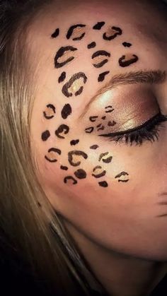 Halloween Animal Face Makeup, Animal Print Halloween Makeup, Kids Cheetah Makeup, Diy Cheetah Makeup, Cheetah Cat Makeup, Cheetah Face Paint Women, Leopard Face Makeup Halloween, Leopard Halloween Costume Woman, Cheetah Print Face Makeup