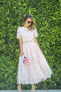 Short Sleeve Prom Dresses, Blush Lace Dress, Best Wedding Guest Dresses, Tea Length Wedding, Braut Make-up, Lace Prom Dress, Lace Homecoming Dresses, Prom Dresses With Sleeves, Lace Midi Dress