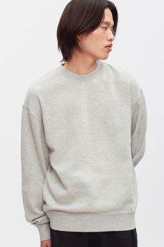 Designed to be lived in. A sleek crew-neck sweatshirt, featuring a slight dropped shoulder and inset sleeves—an understated look that can be dressed up or down. Essential Sweatshirt, Mens Essentials, Drop Shoulder, Heathers, Heather Grey, Sweat Shirt, Crew Neck Sweatshirt, Dress Up, Sleek