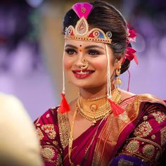 Go Offbeat With Maharashtrian Bridal Looks To Get Jaw-Dropping Stunning Look! | Weddingplz Bashing Marathi Wedding, Marathi Outfit, Maharashtrian Wedding, Marathi Bride, Marathi Wedding, Nauvari Saree, Wedding Dress Jewelry, Indian Bride Outfits, Mehndi Art Designs