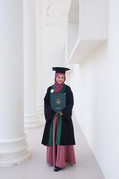 Dress wisuda dengan potongan pias berwarna rosewood menggunakan kain bridal Hijabi Graduation Outfits, Graduation Attire, Muslimah Photography, Graduation Photography Poses, Modern Mehndi Designs, Graduation Poses, Graduation Picture Poses, Graduation Photography