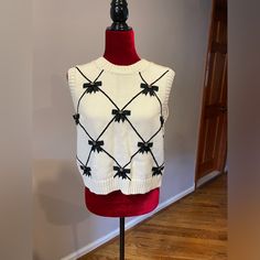 White Knit Gucci Sweater Vest. 100% Cotton. Very Good Condition . Size S Gucci Sweater, Sweater Vest, Color White, Sweaters For Women, Gucci, V Neck, Knitting, Women Shopping, White