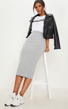 Pencil Skirt Outfits Casual, Skirt Outfit Casual, Pencil Midi Skirt, Long Skirt Outfits, Pencil Skirt Outfits, Grey Skirt, Skirt And Sneakers, Outfit Formulas, Summer Work Outfits