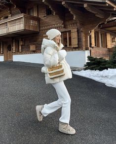 Winter Park Outfits, Winter Aspen Outfits, Winter Cream Outfits, Ski Outfit 2023, Gstaad Outfit, Mountain Chic Attire, Aspen Dinner Outfit, Aspen Looks, Winter Outfits Skiing