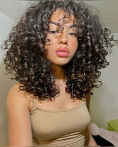 High Layers Curly Hair, Curly Cuts With Layers And Bangs, Haircuts For 3b Curly Hair, Curly Medium Haircuts, Curly Haircut Ideas Medium, 3b Short Curly Hair, 3a Curly Haircut, Round Curly Cut, Curly Layered Hair